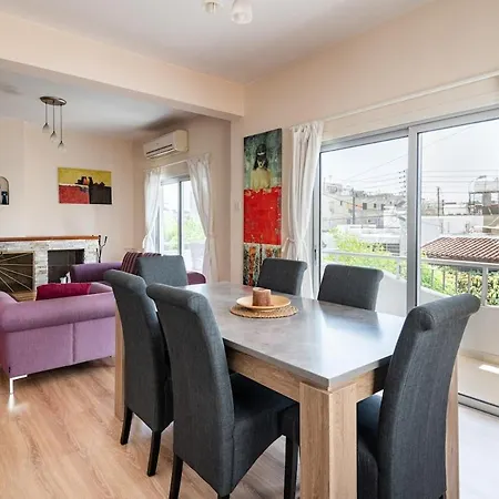 Central, Renovated, Fully Equipped, Spacious 3bd Апартаменты