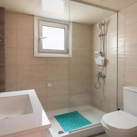 Central, Renovated, Fully Equipped, Spacious 3bd *