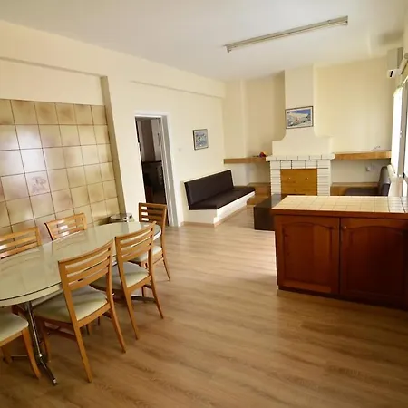 Central, Renovated, Fully Equipped, Spacious 3bd *