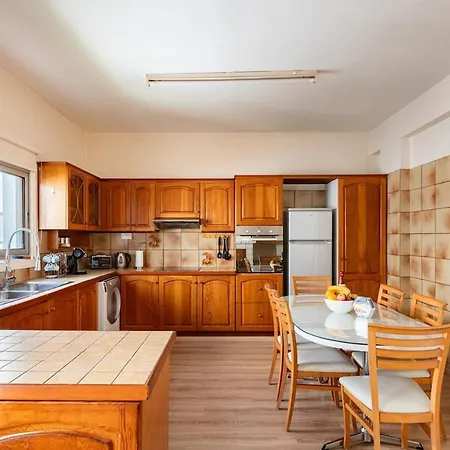 Central, Renovated, Fully Equipped, Spacious 3bd Apartment *