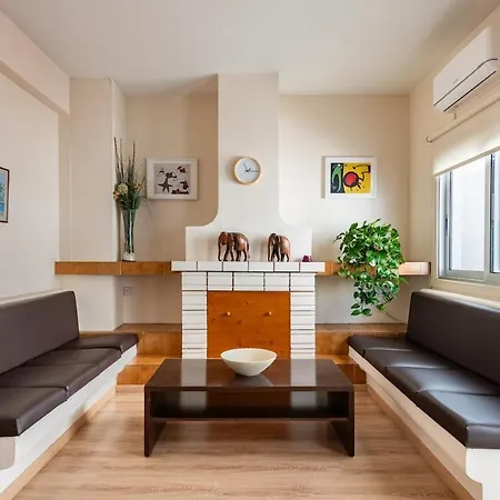 Central, Renovated, Fully Equipped, Spacious 3bd *