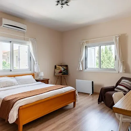 Central, Renovated, Fully Equipped, Spacious 3bd Apartment *