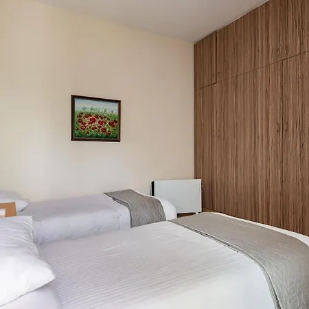 Apartment Central, Renovated, Fully Equipped, Spacious 3bd