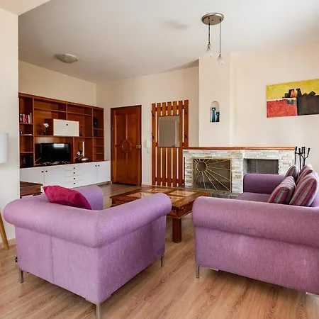 Central, Renovated, Fully Equipped, Spacious 3bd *