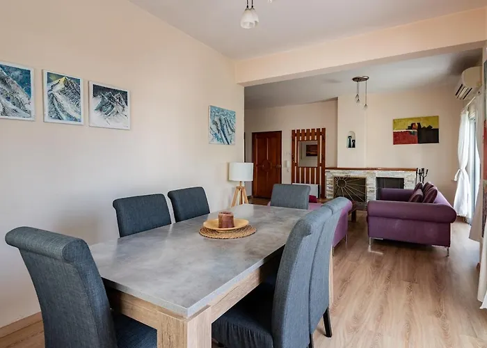 Central, Renovated, Fully Equipped, Spacious 3bd