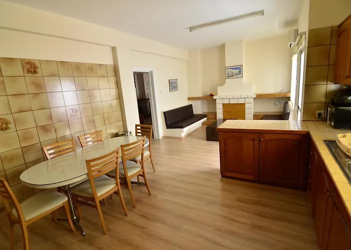 Central, Renovated, Fully Equipped, Spacious 3bd *