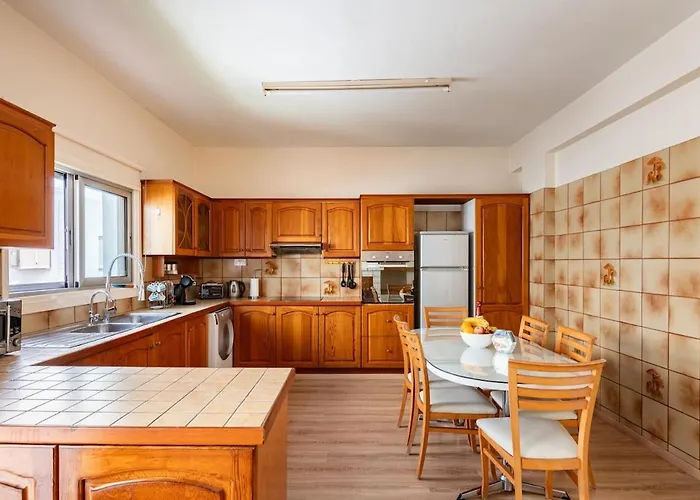 Central, Renovated, Fully Equipped, Spacious 3bd Apartmán *