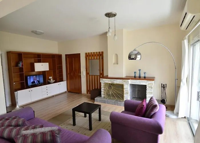 Central, Renovated, Fully Equipped, Spacious 3bd *